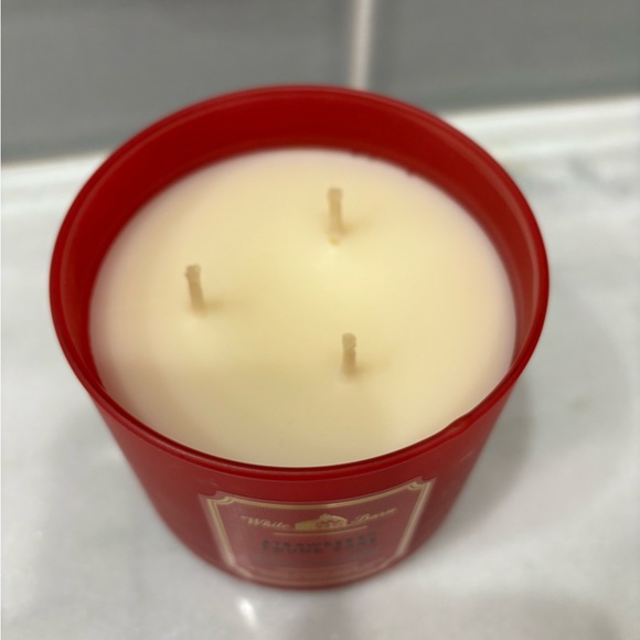 White barn strawberry pound cake candle - Picture 3 of 4